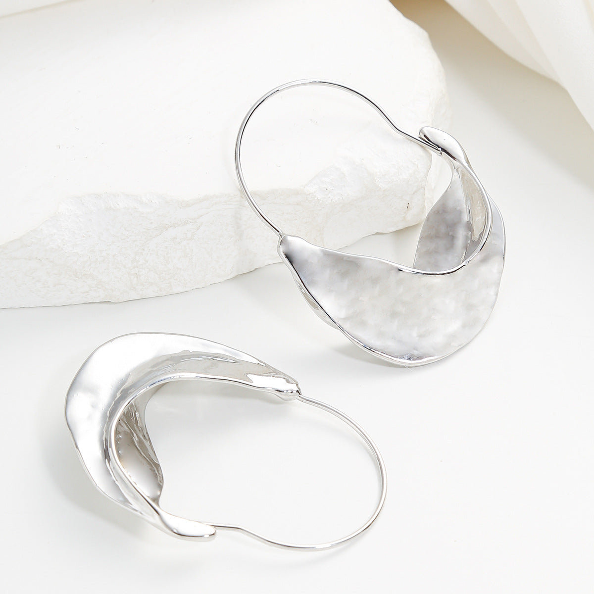 Pendientes minimalistas de aleación con forma de U geométrica para mujer con acabado galvanizado