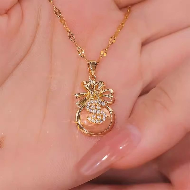 Collana con ciondolo a sacchetto irregolare a occhio di gatto in acciaio al titanio placcato oro 18 carati dal design originale, catena a O per donna