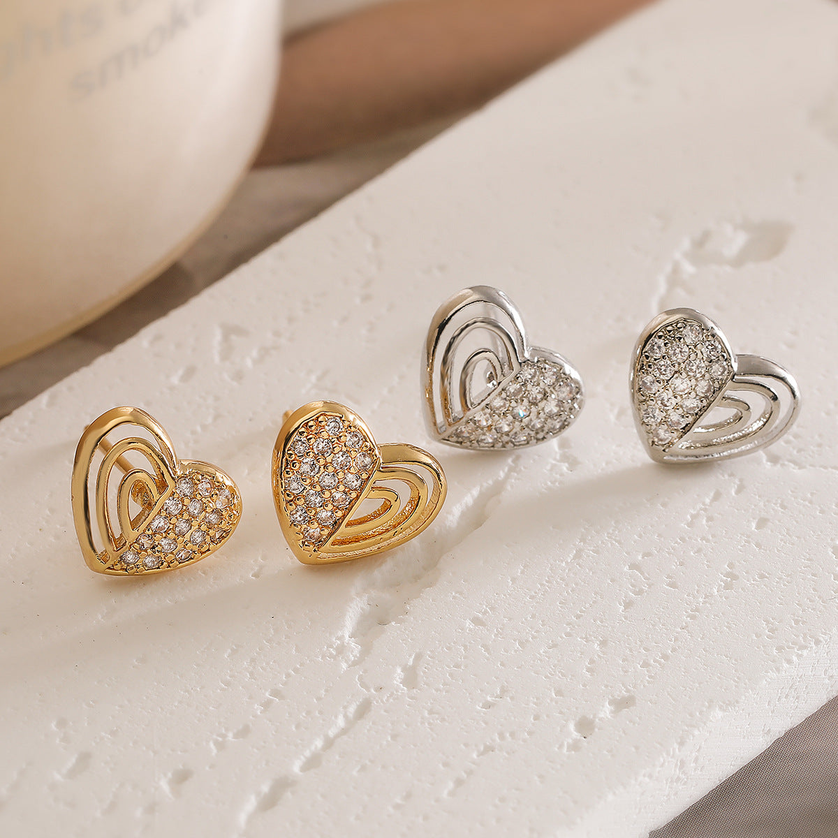 Orecchini a Cuore Minimalisti in Rame con Placcatura in Oro Vero e Intarsio di Zirconi da Donna
