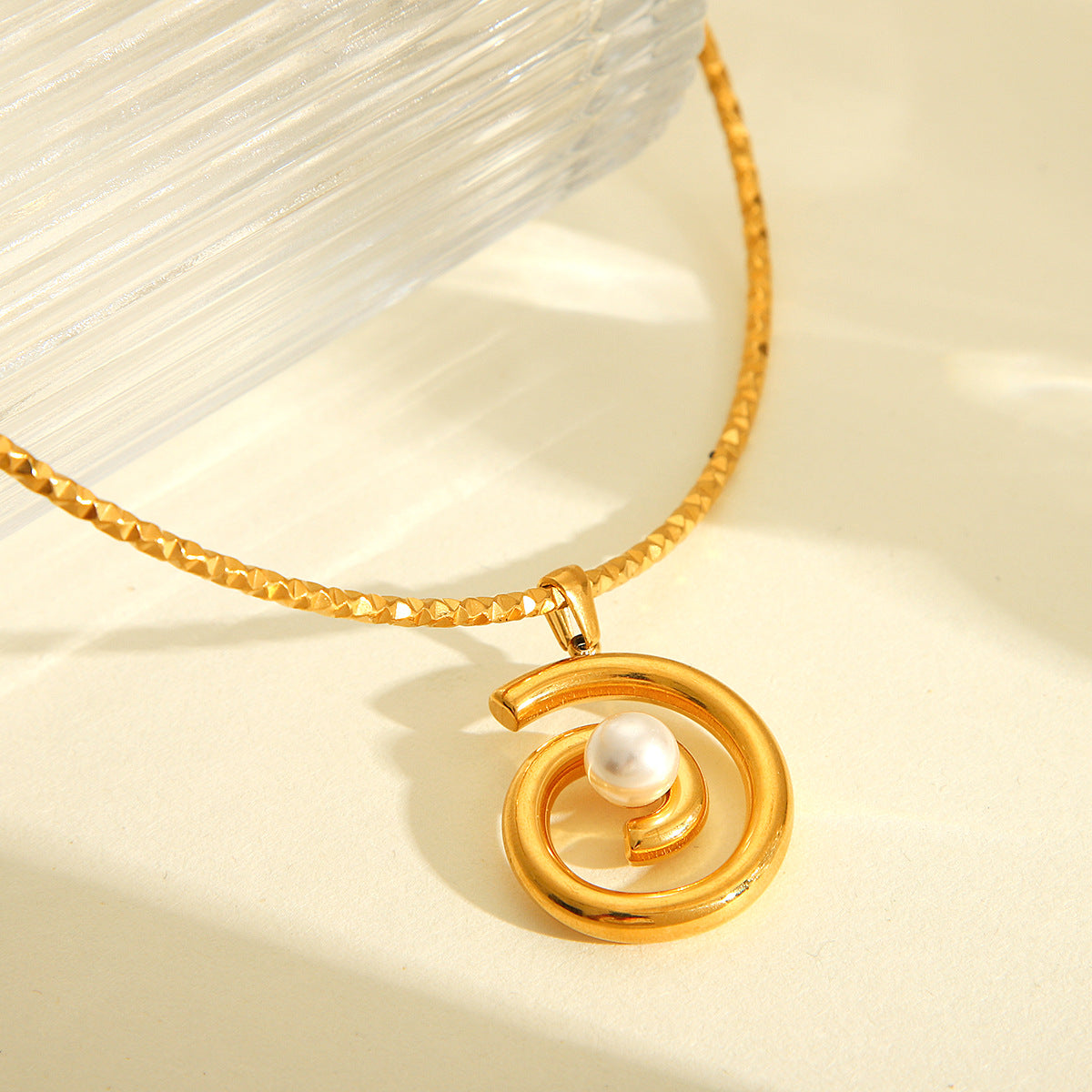Elegante Choker Aperto in Acciaio Inossidabile Placcato Oro 18K Stile Francese con Pendente di Perle Filettate per Donna