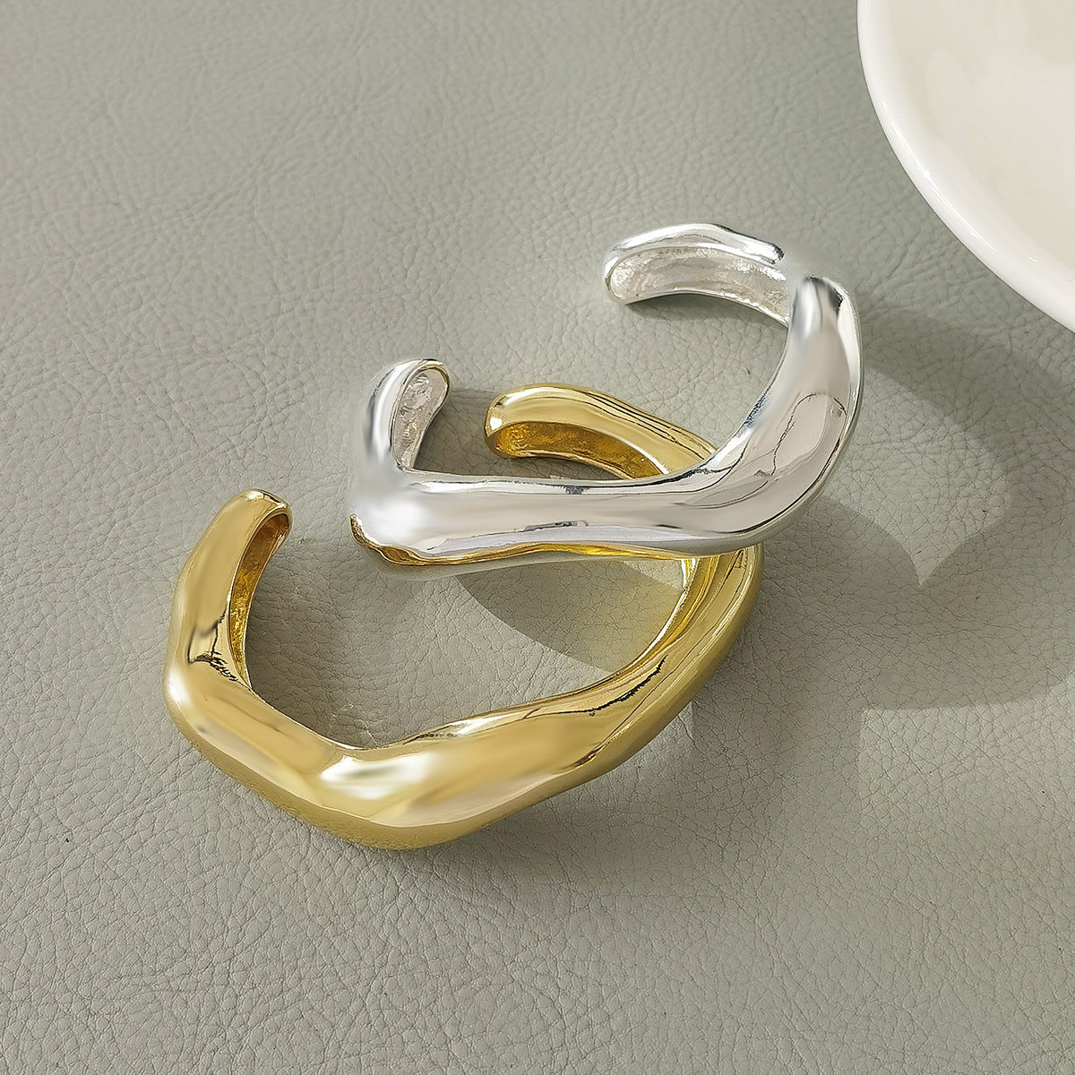 Bracciale astratto a onda in lega con design aperto irregolare da donna, estetica minimalista e cool, finitura galvanizzata