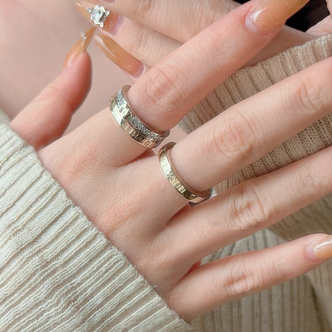 Anillo geométrico chapado en oro elegante de latón con doble letra C para mujer