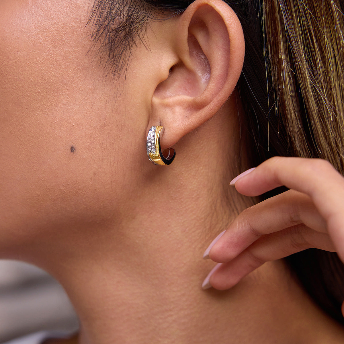Pendientes de aro en C geométricos de acero inoxidable con detalles de diamantes de imitación para mujer con acabado chapado de aspecto minimalista de lujo