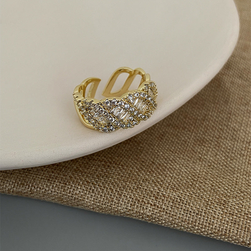 Anillo de diseño geométrico de ajuste abierto de inspiración vintage para mujer con detalles de pedrería, joyería de mano de lujo minimalista de cobre chapado.
