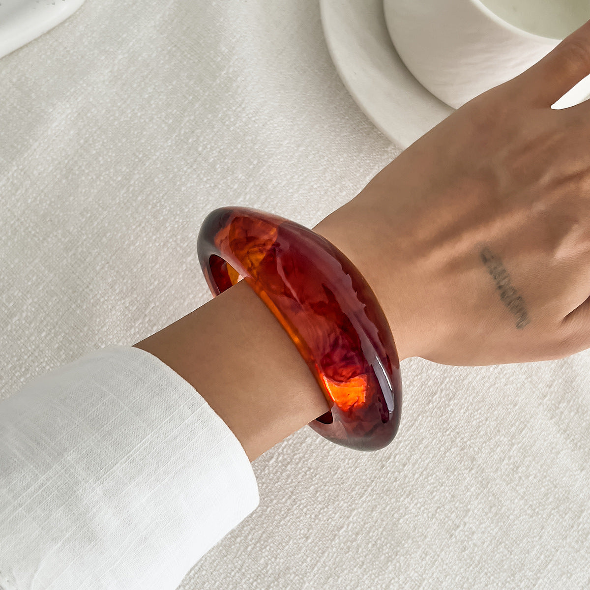 Pulsera vintage de resina ámbar tenue con diseño geométrico y acabado chapado para mujer