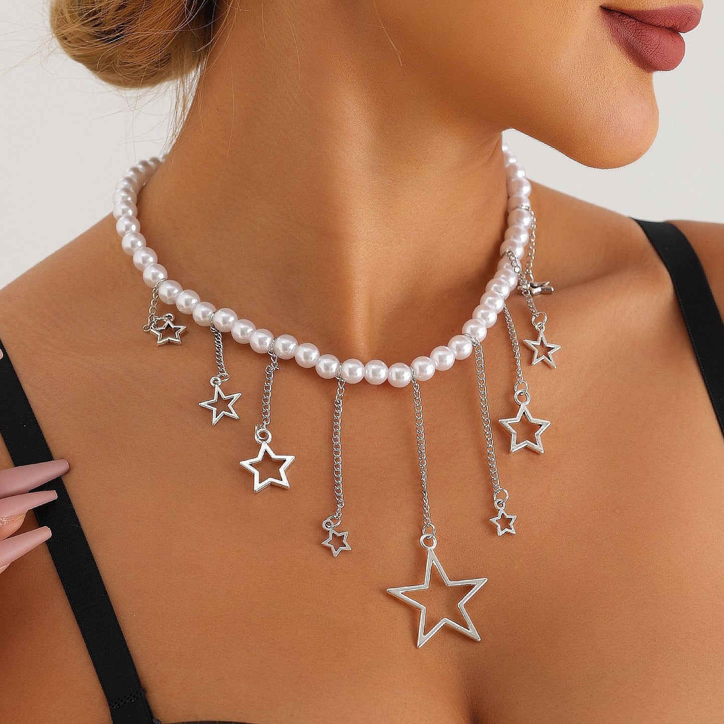 Vintage Style Star-Shaped Hollow Pendant Necklace with Imitation Pearl and Alloy Accents on Delicate Clavicle Chain