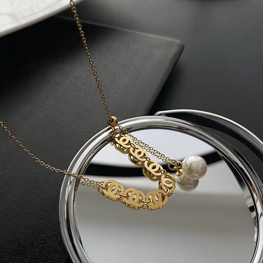 Collar de titanio y acero geométrico minimalista para mujer con diseño de anillos entrelazados y delicada cadena a la clavícula