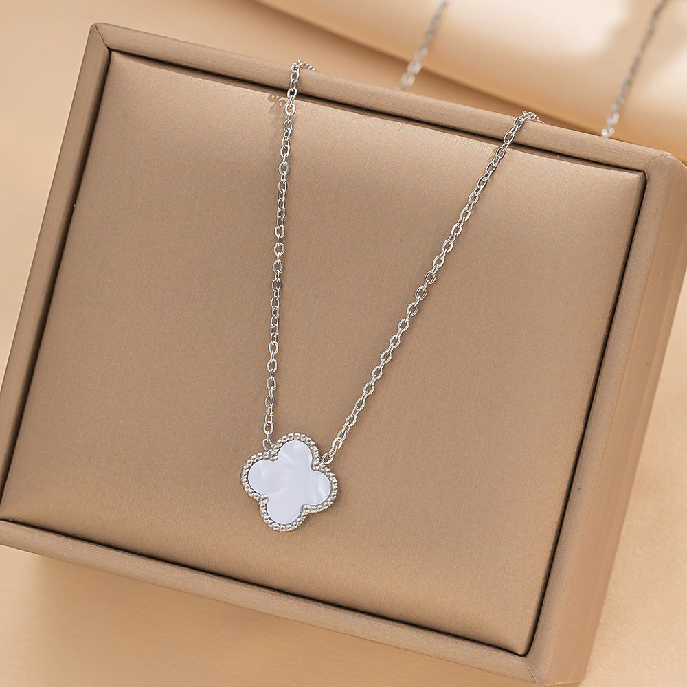 Set di collana, bracciale e orecchini a lobo da donna in acciaio al titanio minimalista con quadrifoglio fortunato