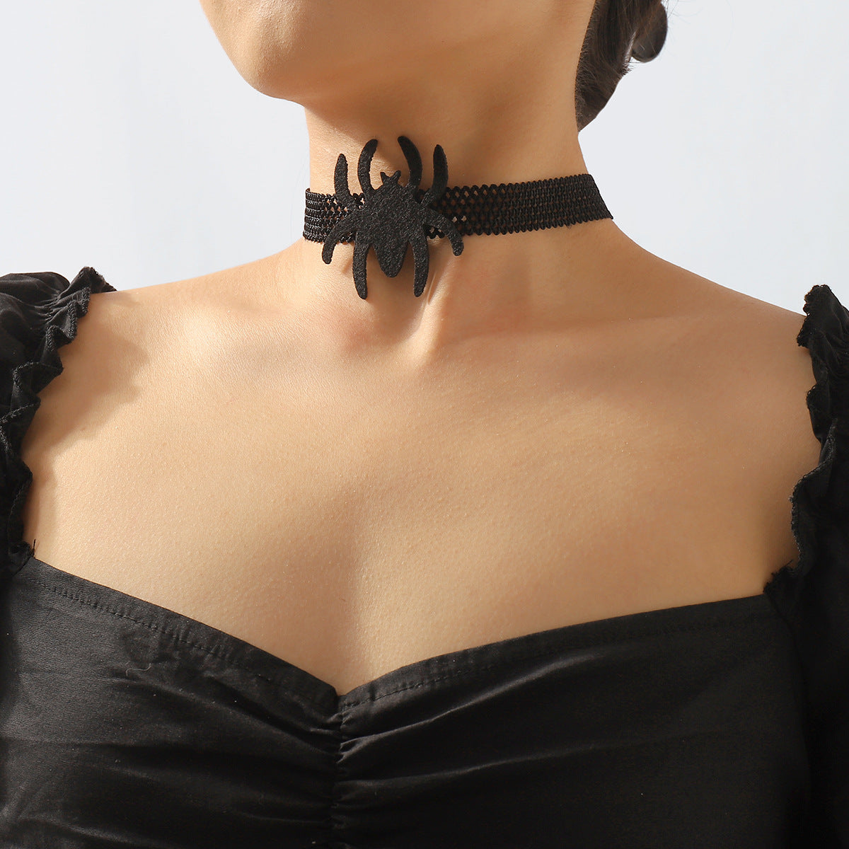 Collar gótico de araña de Halloween con colgante de mano de calavera en tela y hierro, cadena de medallón geométrico de estilo dulce y atrevido para mujer