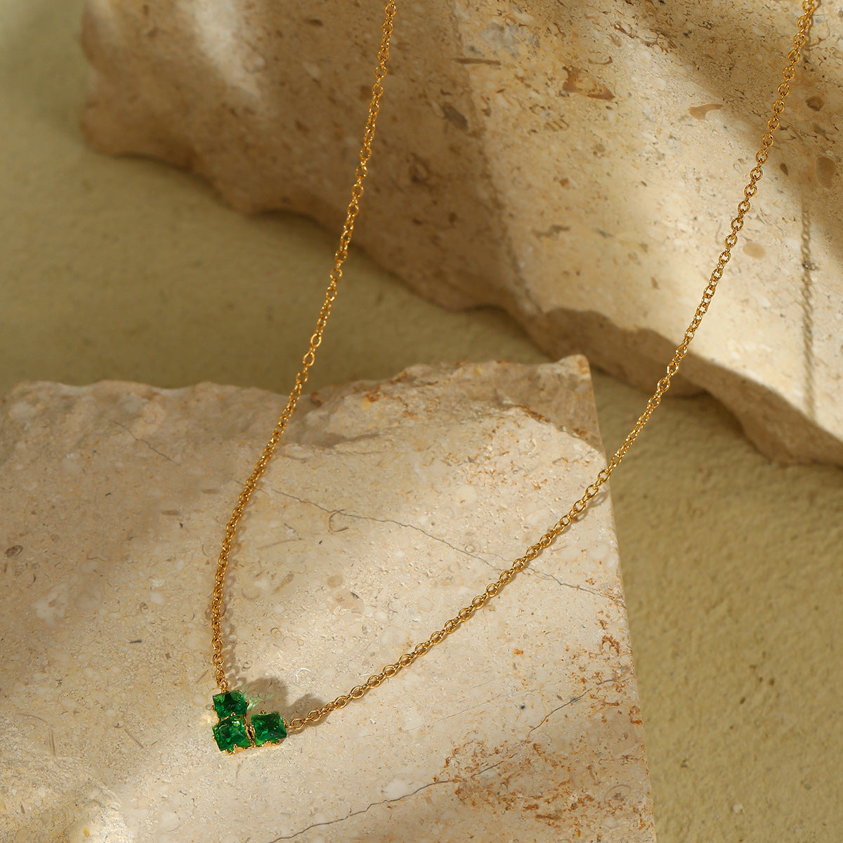 Collar minimalista de corazón de acero de titanio con acabado galvanizado para mujer, colgante ligero y versátil de acero inoxidable
