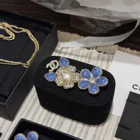 Elegante spilla da donna in ottone placcato con strass floreali
