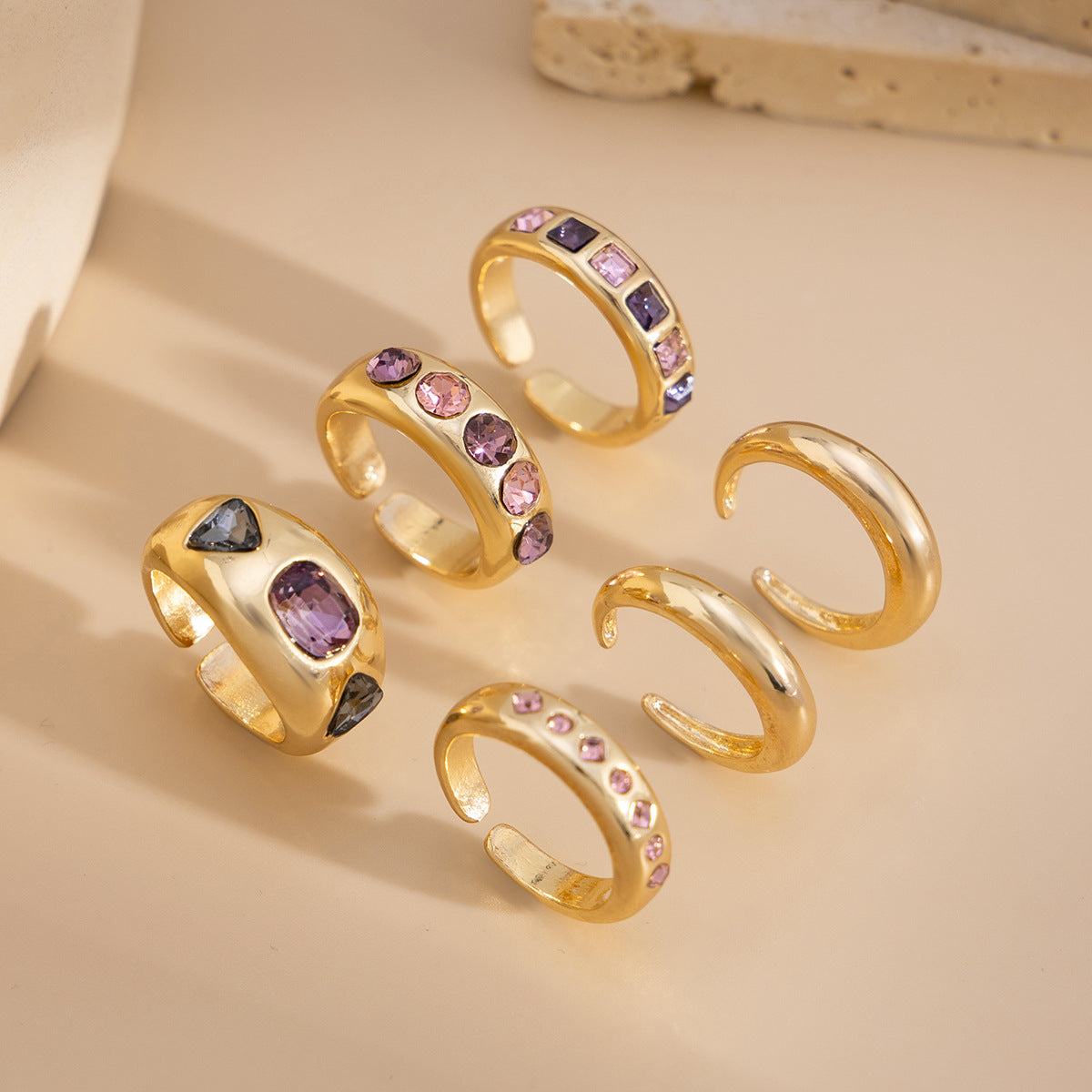 Anello a Cuore Geometrico Placcato in Lega con Gradiente Arcobaleno e Zirconi per Donna