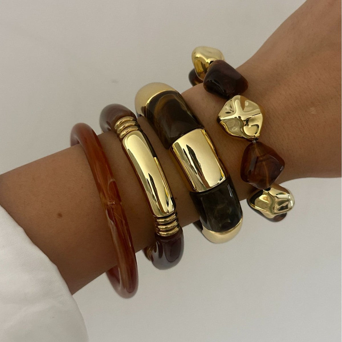 Irregular Pleated Acrylic Bracelet with Drip Oil Finish Geometric Round Design