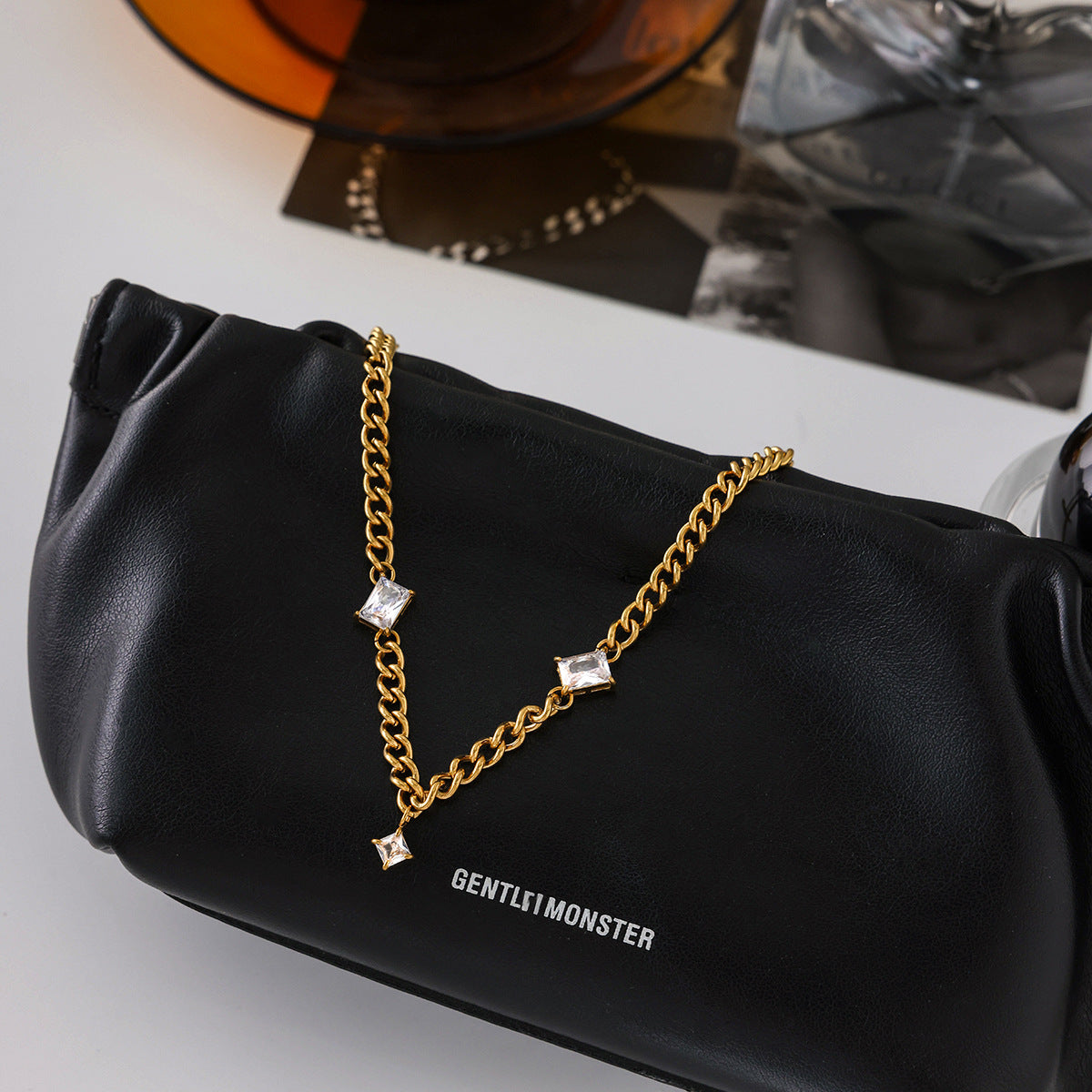 Collana con ciondolo geometrico in acciaio al titanio con intarsio di strass su catena in acciaio inossidabile da donna