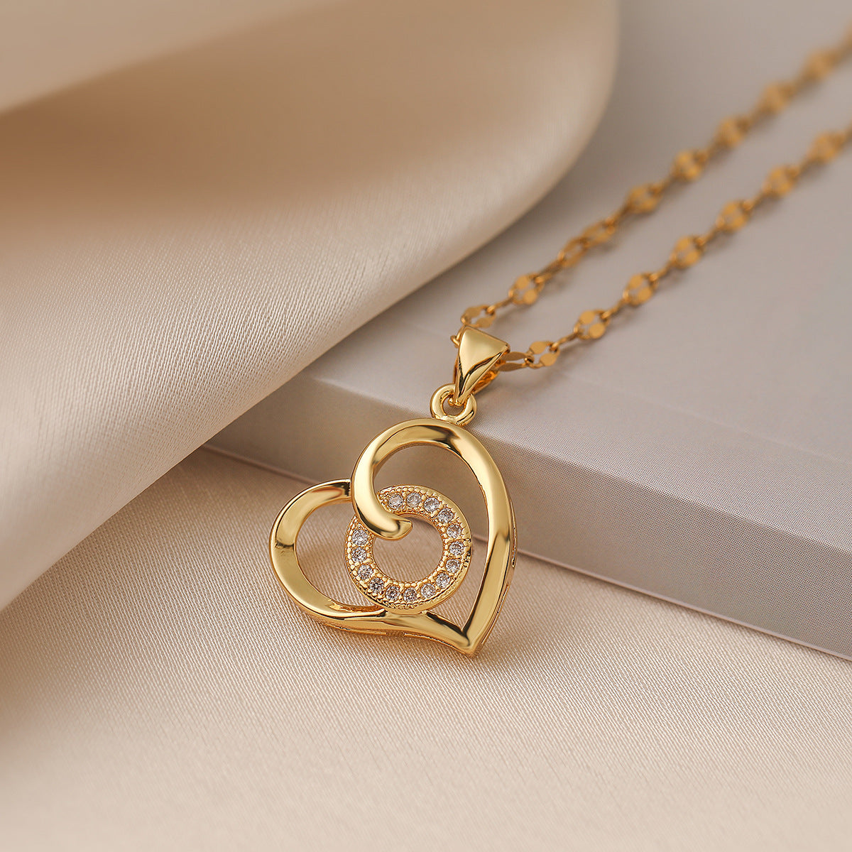 Collana pendente a cuore minimalista in rame placcato oro 18 carati con accenti di zircone per donna