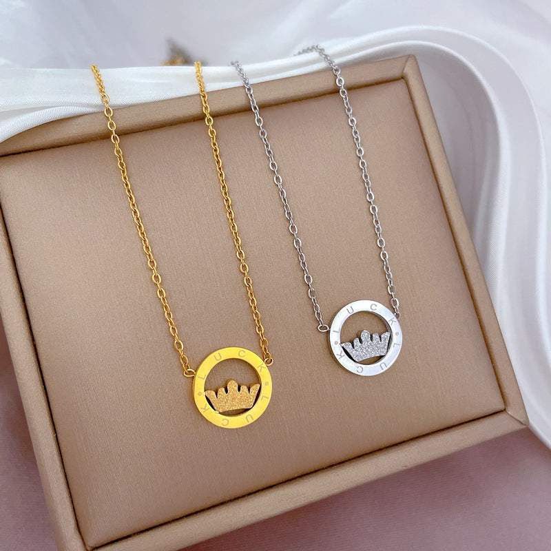 Collana Elegante da Donna con Ciondolo a Corona Placcato Oro in Acciaio al Titanio con Design Geometrico e Motivo Floreale, Delicata Catena alla Clavicola