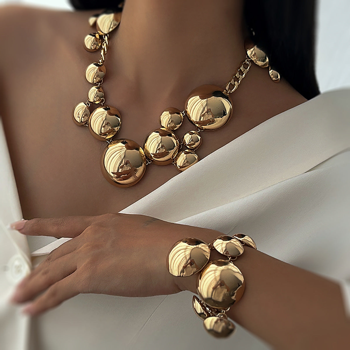 French Vintage Geometric Irregular Round Pendant Necklace for Women with Electroplated Metal Finish