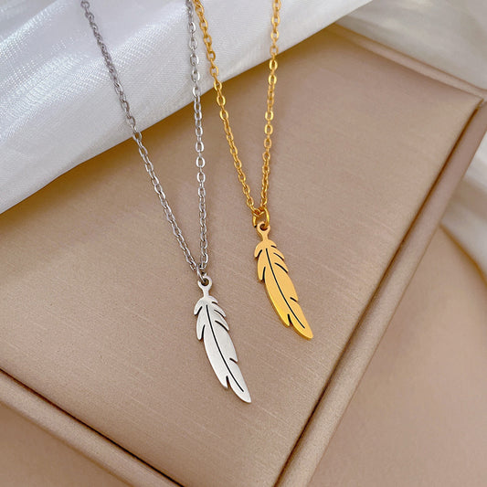 Collana Minimalista con Ciondolo Geometrico in Acciaio al Titanio per Donna e Uomo con Catena a Medaglione Finitura Placcata Oro