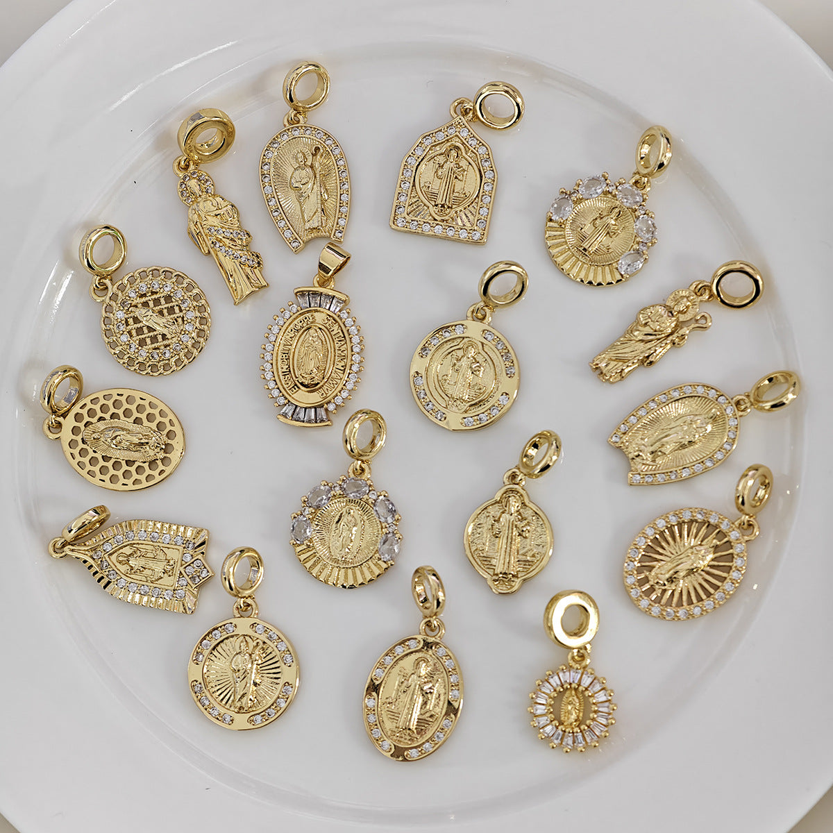 Ciondolo a Lettera Minimalista in Ottone Placcato Oro 18K con Barretta Charm con Zirconia Cubica Incastonata