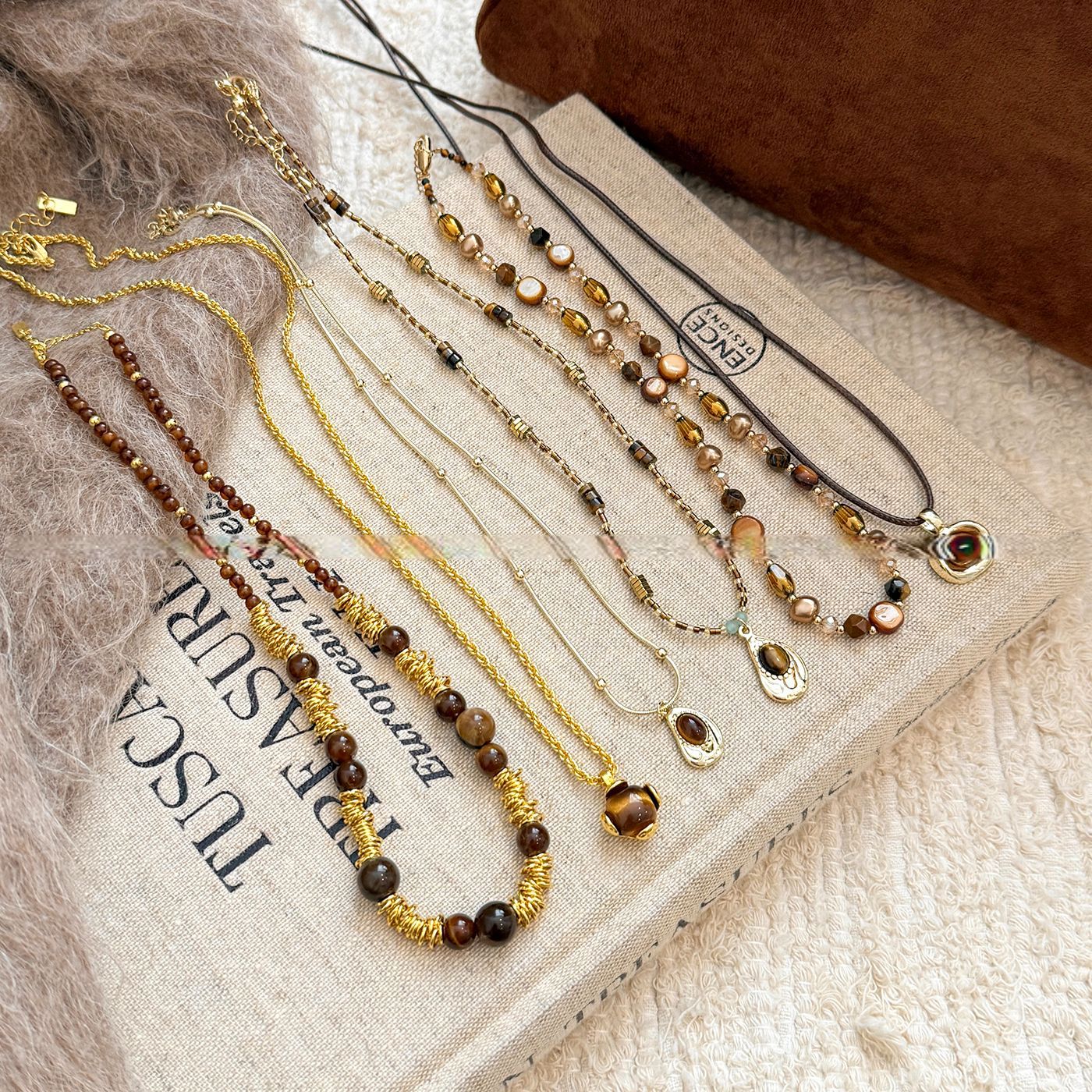 Collana pendente occhio di tigre in stile retrò con design geometrico da donna, catena a maglie color oro, accessorio minimalista di lusso
