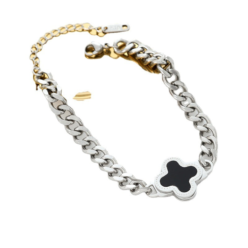 Bracciale da donna alla moda a forma di trifoglio in acciaio al titanio con finitura placcata e design a catena spessa
