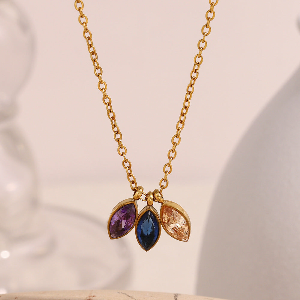 Collana da Donna Elegante con Pendente Geometrico in Acciaio Inossidabile, Placcatura in Oro 18K e Tripli Zirconi a Occhio