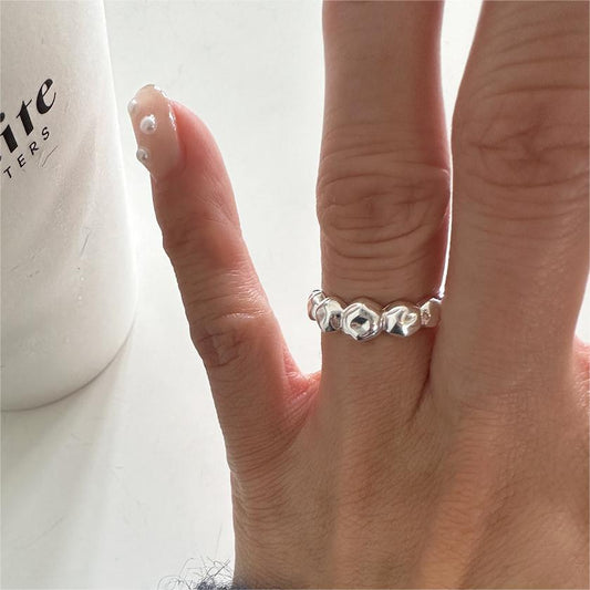 Anello Minimalista Irregolare a Forma di Cuore in Argento Sterling 925 con Dettagli a Grana Quadrata Smussata da Donna