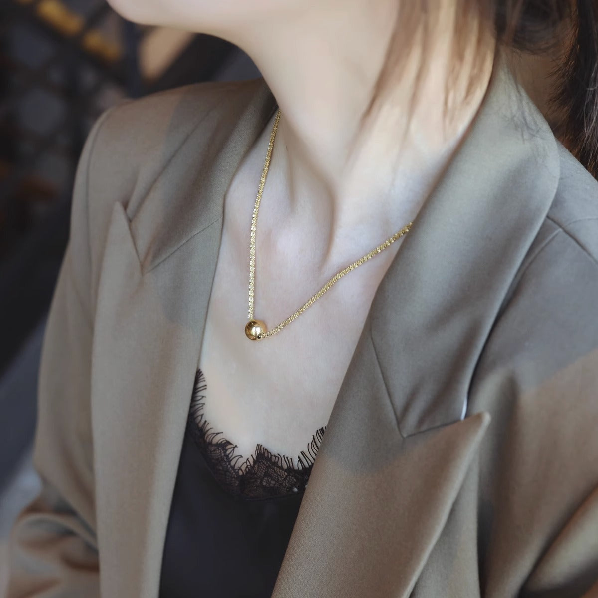 Collana con clavicola placcata in acciaio al titanio a forma irregolare dal design originale con motivo a stelle intere