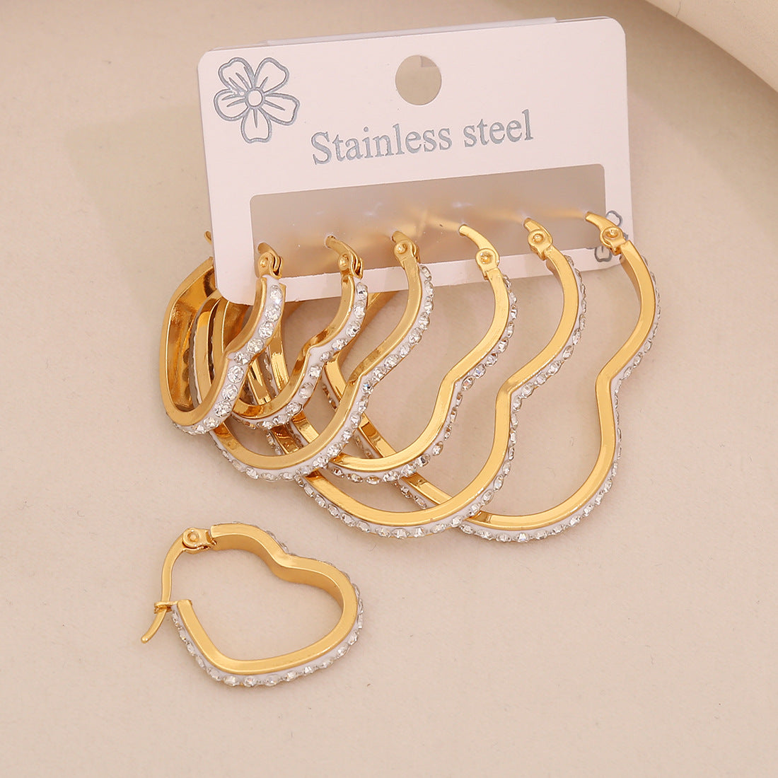 Orecchini a perno geometrici a forma di cuore alla moda in acciaio inossidabile con intarsio completo di strass