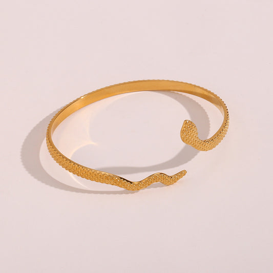 Fashionable Geometric Checkered Snake Chain Bracelet for Women in Stainless Steel with 18K Gold Plating