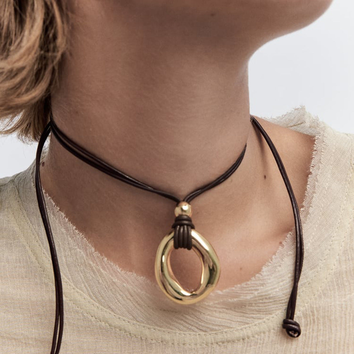Collar con colgante de círculo irregular dulce y atrevido para mujer, colgante geométrico de aleación con cordón anudado a mano, gargantilla ajustable