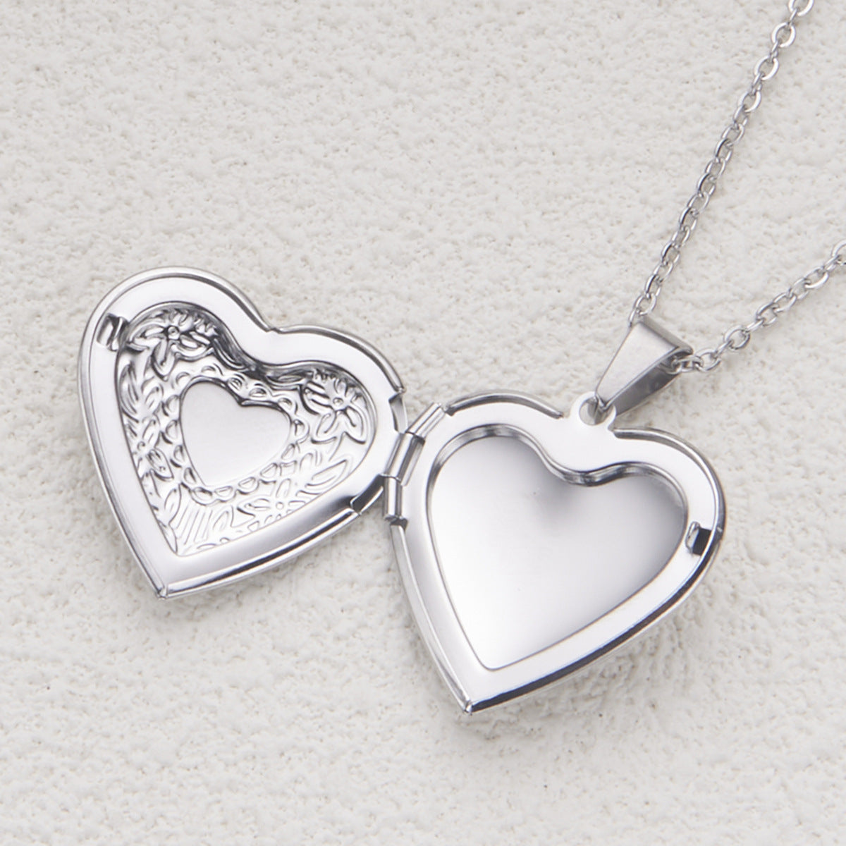 Collana con ciondolo a forma di cuore in acciaio inossidabile stile INS con montatura in acciaio al titanio e finitura in argento/oro galvanizzato