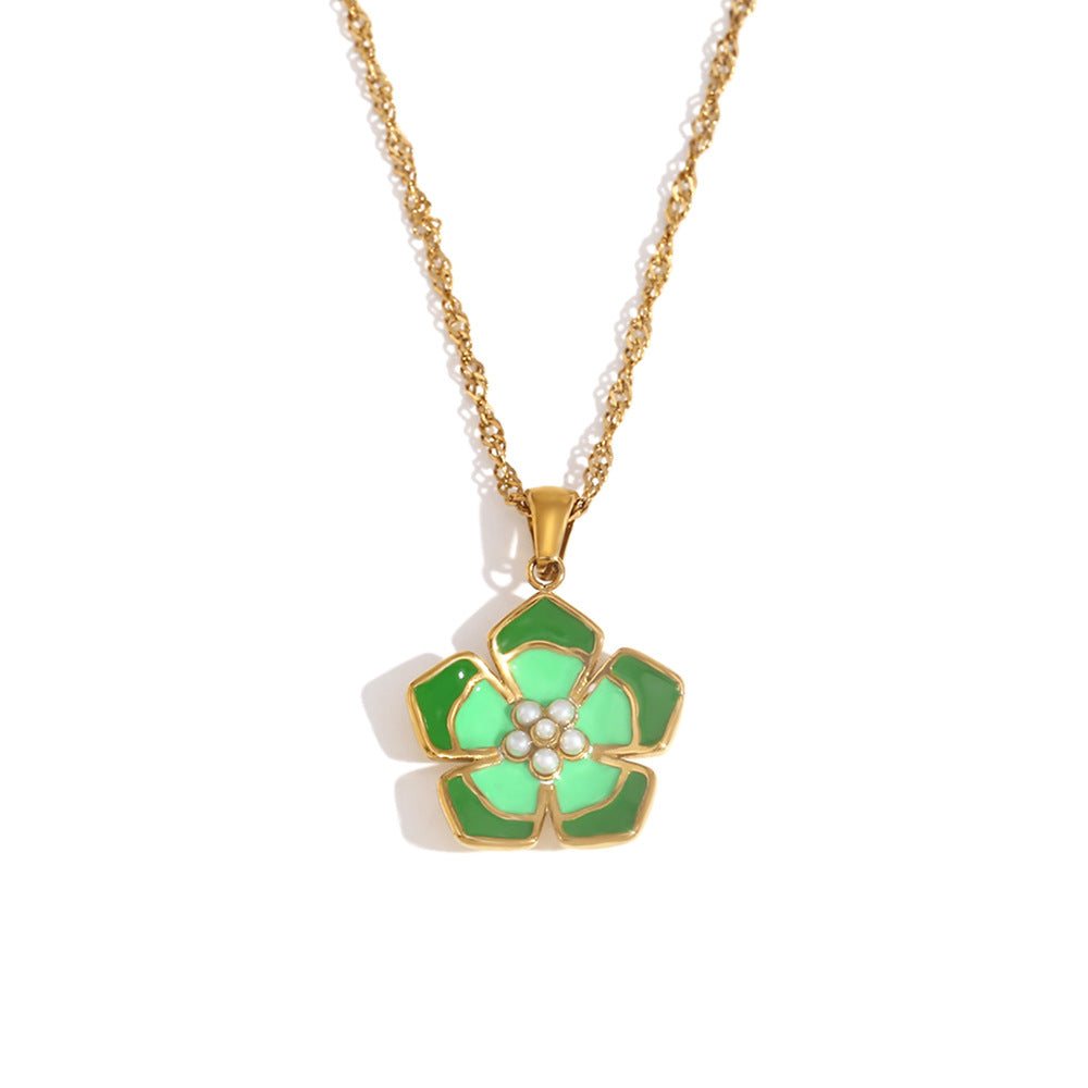 Collana da donna alla moda con ciondolo floreale e geometrico in acciaio inossidabile con placcatura in oro 18 carati e dettagli di petali smaltati