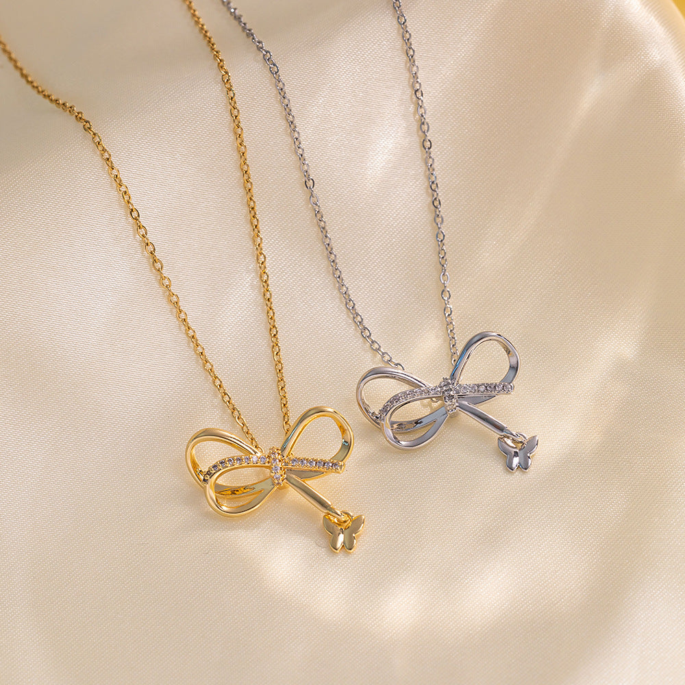 Collana Minimalista Irregolare con Fiocco e Perle Rotonde da Donna in Acciaio al Titanio con Catena a Serpente, Intarsi in Strass e Placcatura Sottovuoto