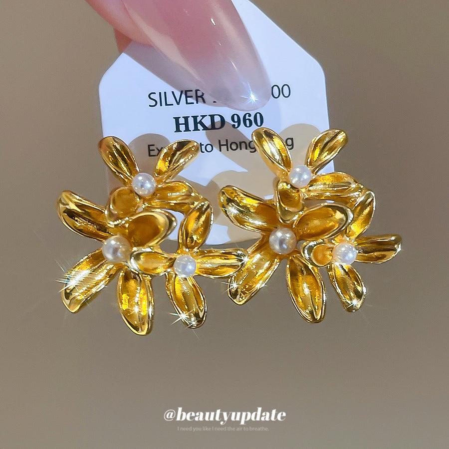 Elegantes pendientes florales franceses vintage con perlas para mujer, con postes de acero chapado y estética minimalista de lujo