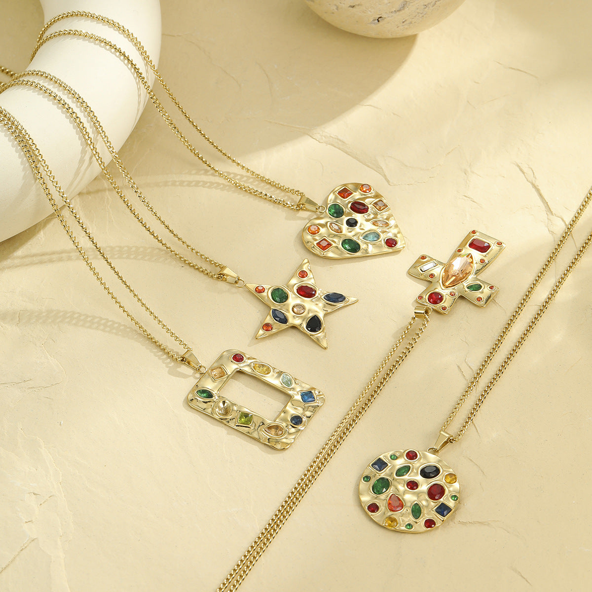 Collana da Donna Elegante a Cuore Geometrico in Acciaio Inossidabile con Intarsio in Zirconi Colorati