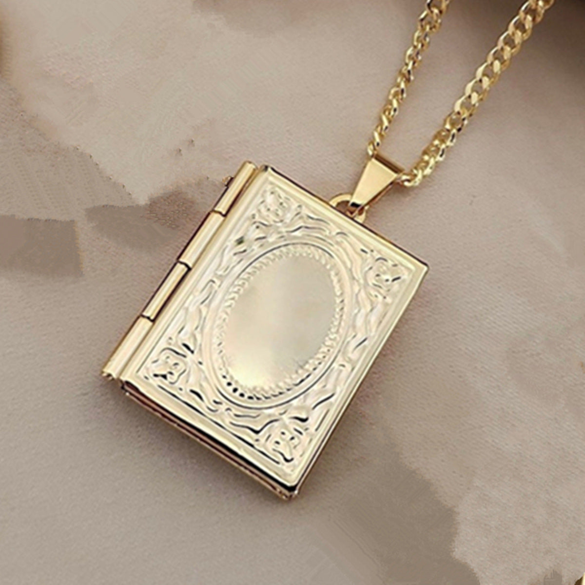 Vintage Style Heart-Shaped Opening Locket Necklace in Stainless Steel with Titanium Steel Pendant and Polished Finish