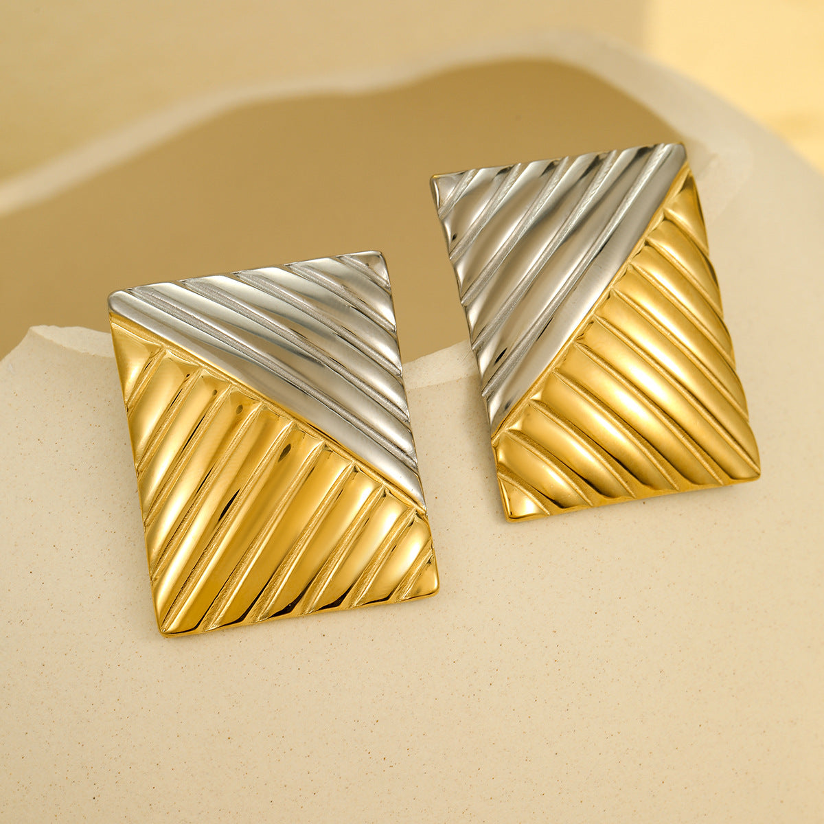 Pendientes de Acero Inoxidable con Textura Cuadrada de Patrón Geométrico, Acabado Galvanizado, Estilo Minimalista y Elegante para Oficina