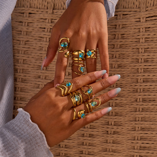 Anillo minimalista de acero inoxidable hueco geométrico con incrustaciones de circonita azul y baño de oro de 18 quilates para mujer
