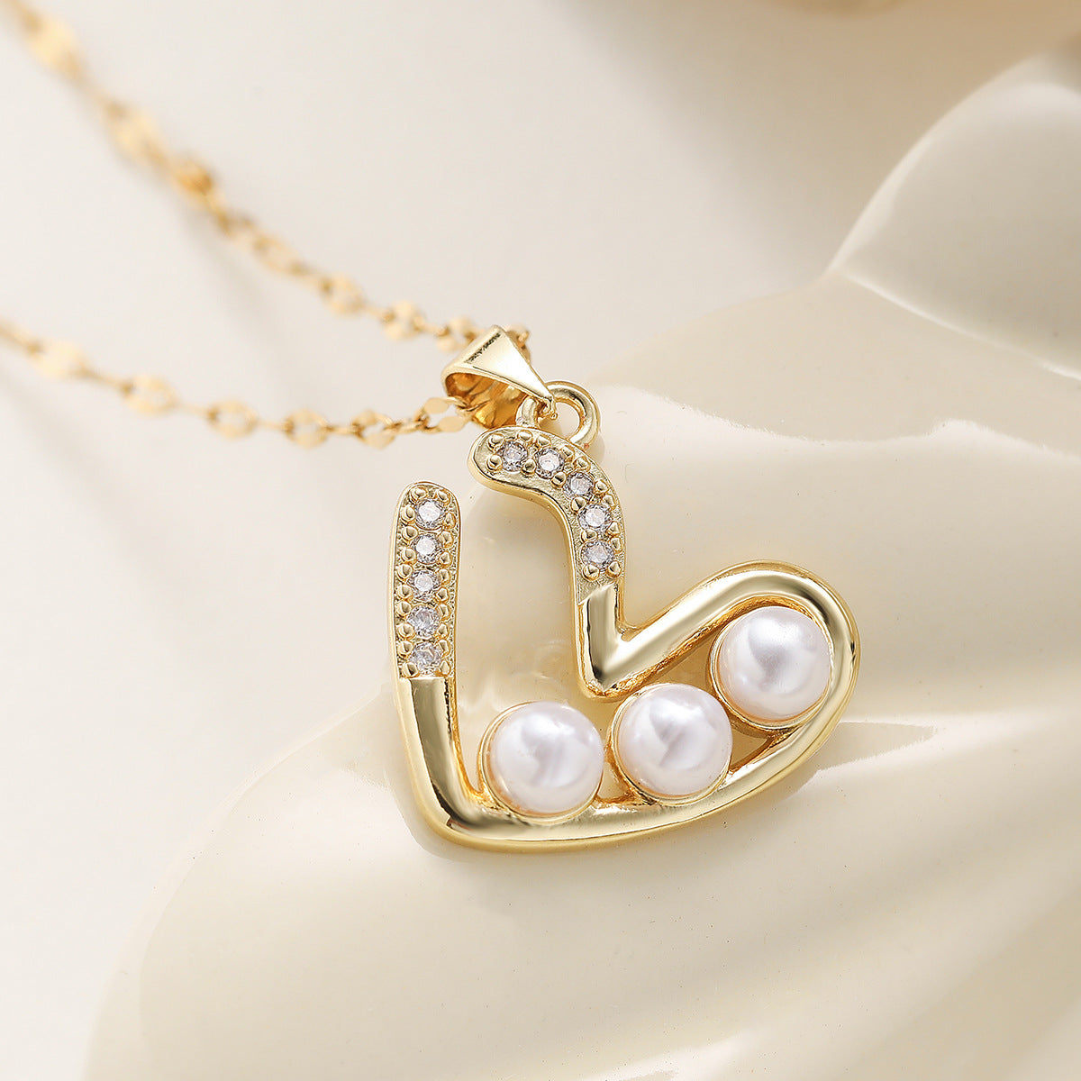 Elegant Minimalist 18K Gold Plated Brass Heart Necklace with Cubic Zirconia and Pearl Pendant for Women