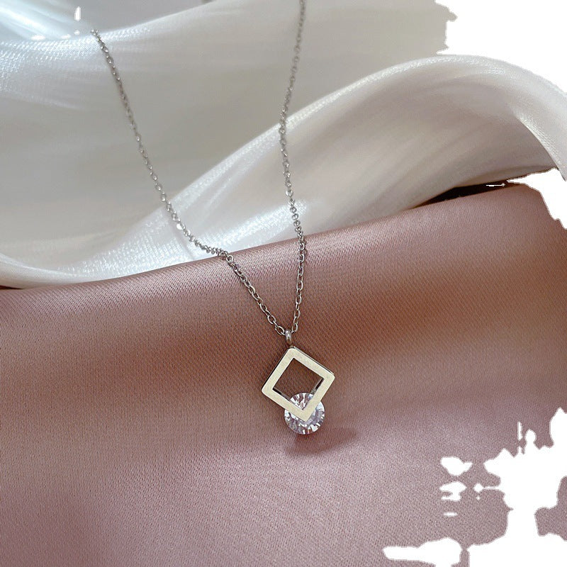 Collar con colgante cuadrado de circonita de acero de titanio minimalista para mujer, cadena de clavícula chapada en oro, accesorio de moda