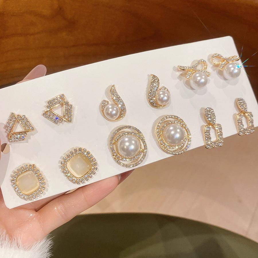 Set di Orecchini Eleganti di Lusso a Perno, con Perle Geometriche, Accenti di Strass e Perni in Acciaio Inossidabile
