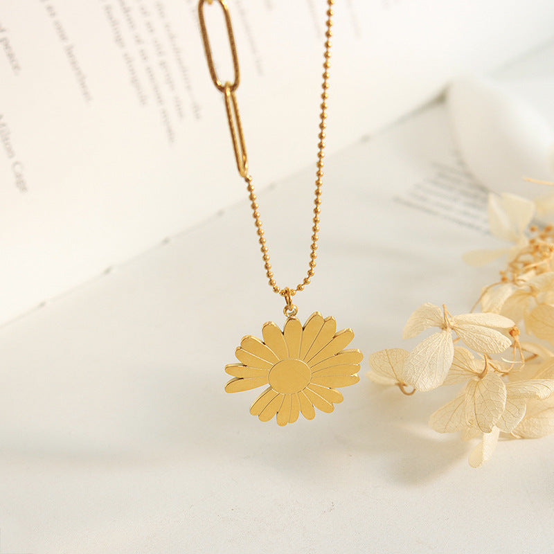 Collana Pendente Margheritina Minimalista in Acciaio al Titanio con Finitura Placcata su Catena a O per Donna e Uso Unisex