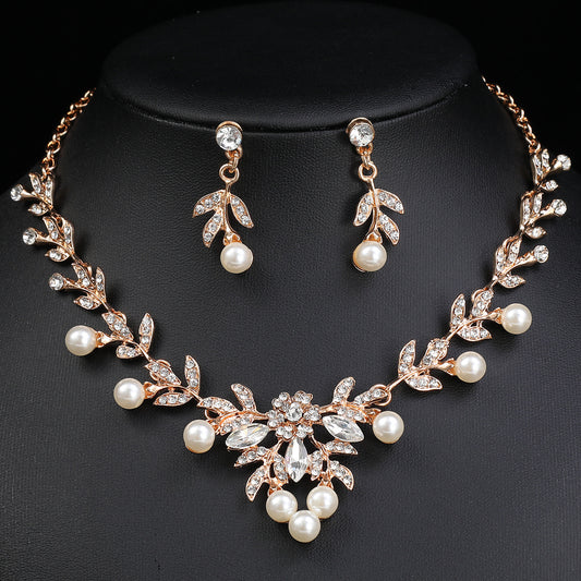 Set di collana in lega floreale e botanica ispirato a Chanel con ciondolo, orecchini e catenina delicata per matrimoni e occasioni formali da donna