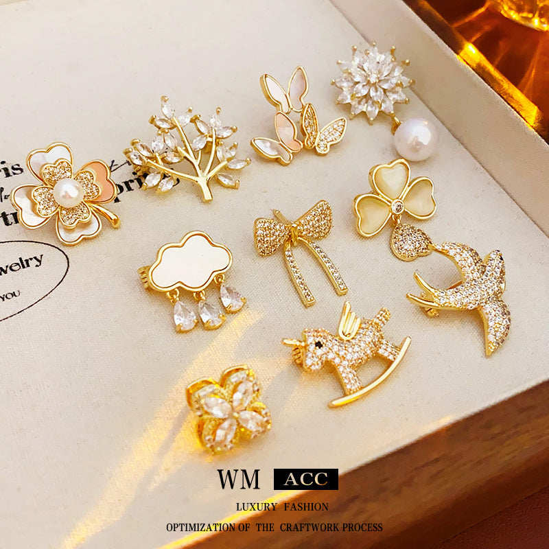 Vintage Style Animal Brooch in Alloy with Gold Plating for Women, Heart and Bowknot Shape, Lightweight Luxury Fashion Accessory