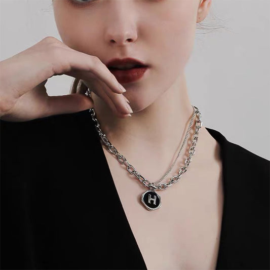 Collar con colgante de letra H geométrica minimalista para mujer, cadena de clavícula chapada en acero de titanio