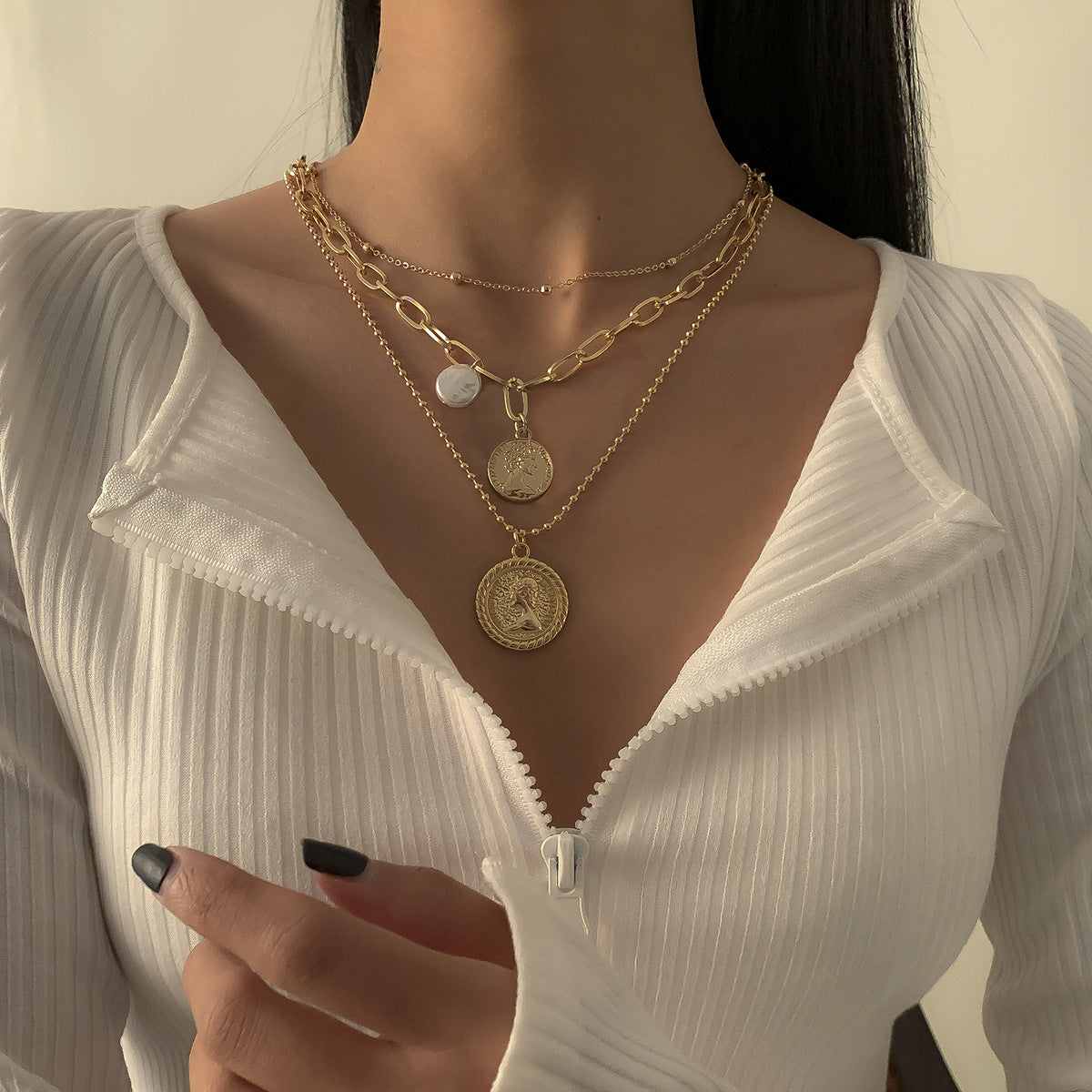 Collar Pendiente Vintage de Aleación Creativa para Mujer con Forma Geométrica, Acabado Galvanizado, Cadena de Cuentas Multicapa y Acento de Borla