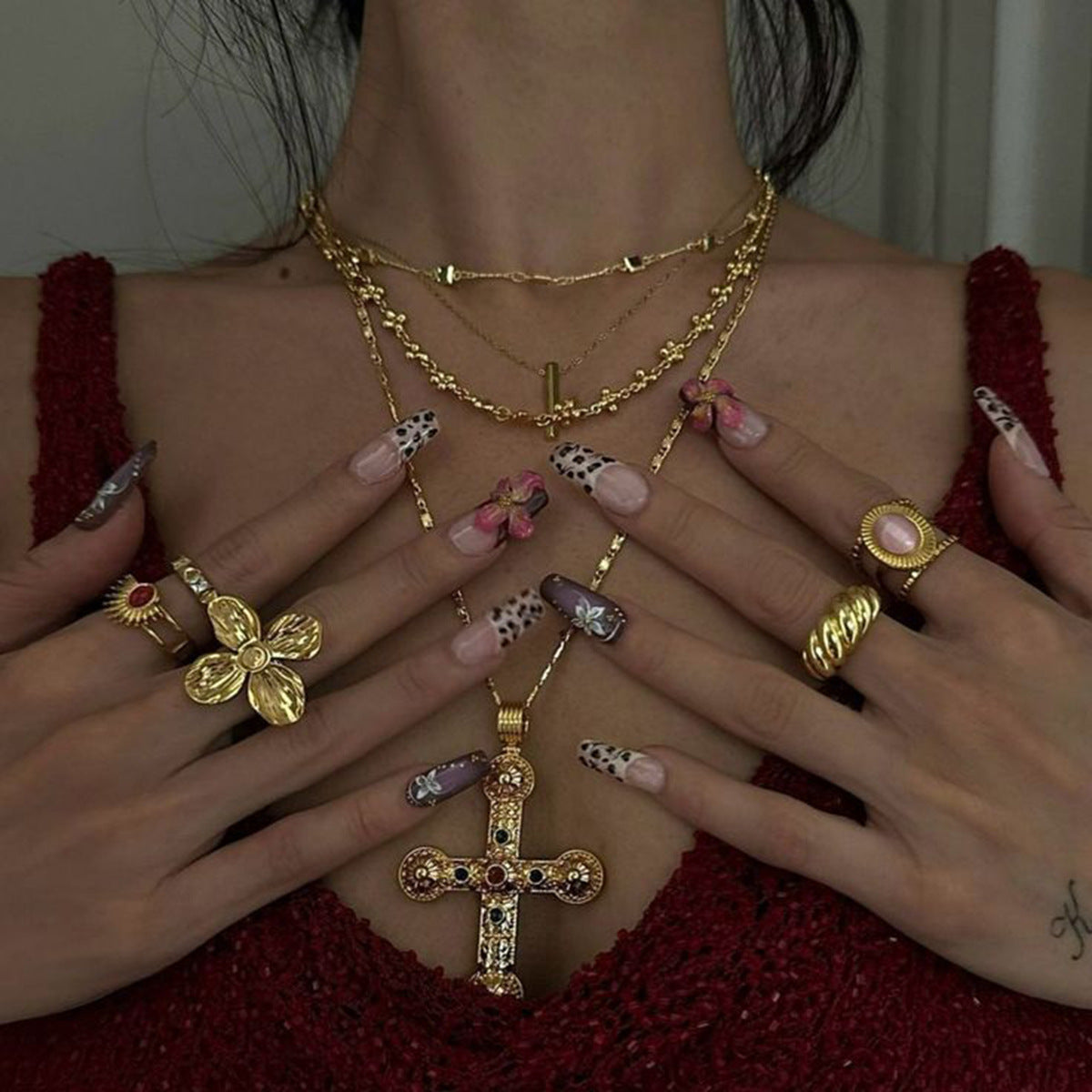 Collana con ciondolo a croce minimalista in acciaio inossidabile con finitura placcata per donna, design geometrico, catena per maglione alla moda