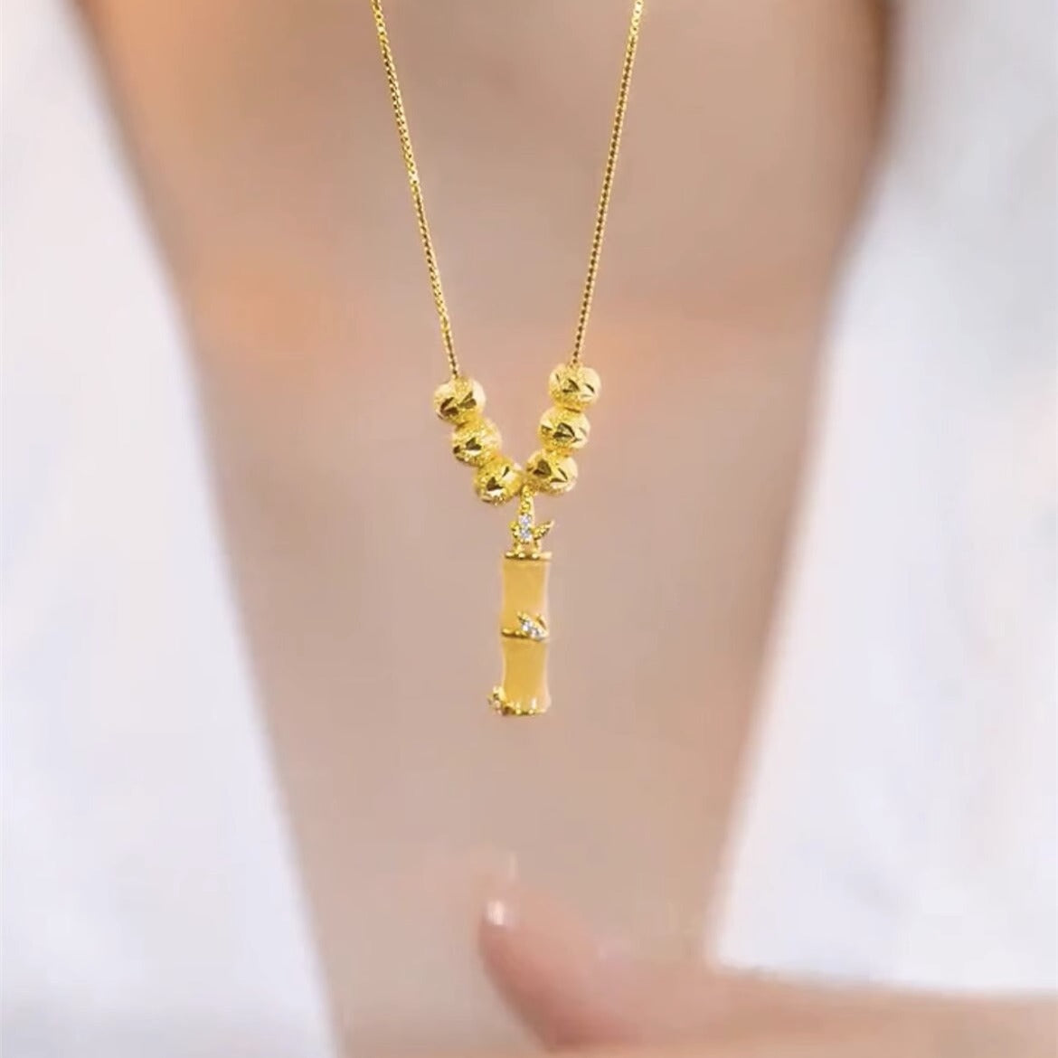 Collana Minimalista Floreale in Acciaio al Titanio con Pendente in Ottone, Catena a Maglie Placcata Oro 18K, Unisex