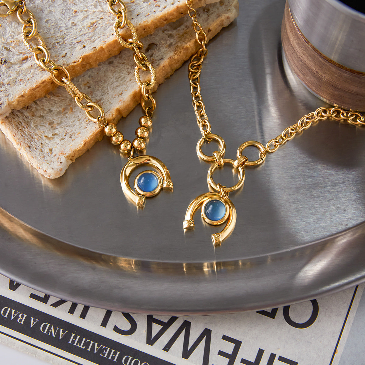 Bracciale Minimalista a Ferro di Cavallo in Acciaio al Titanio con Intarsio in Resina Blu da Donna